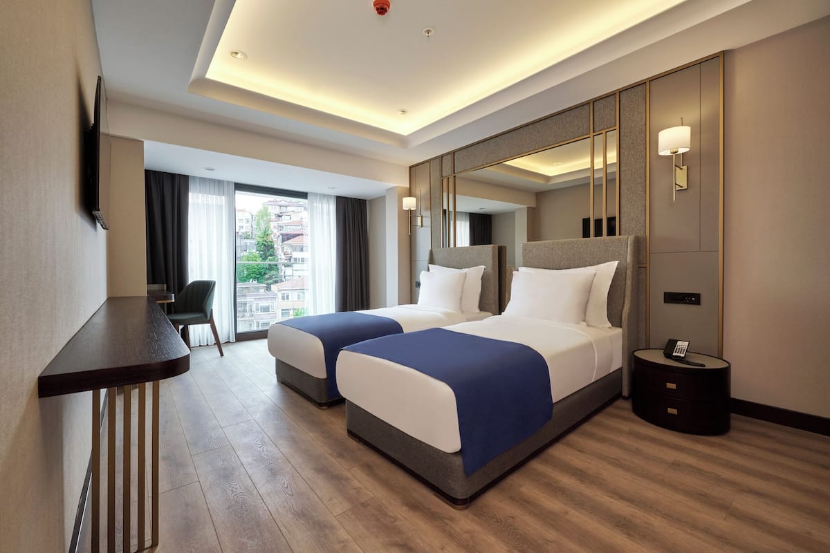 Deluxe Twin Room | Bar mini, ruang kerja komputer riba, seterika/papan seterika