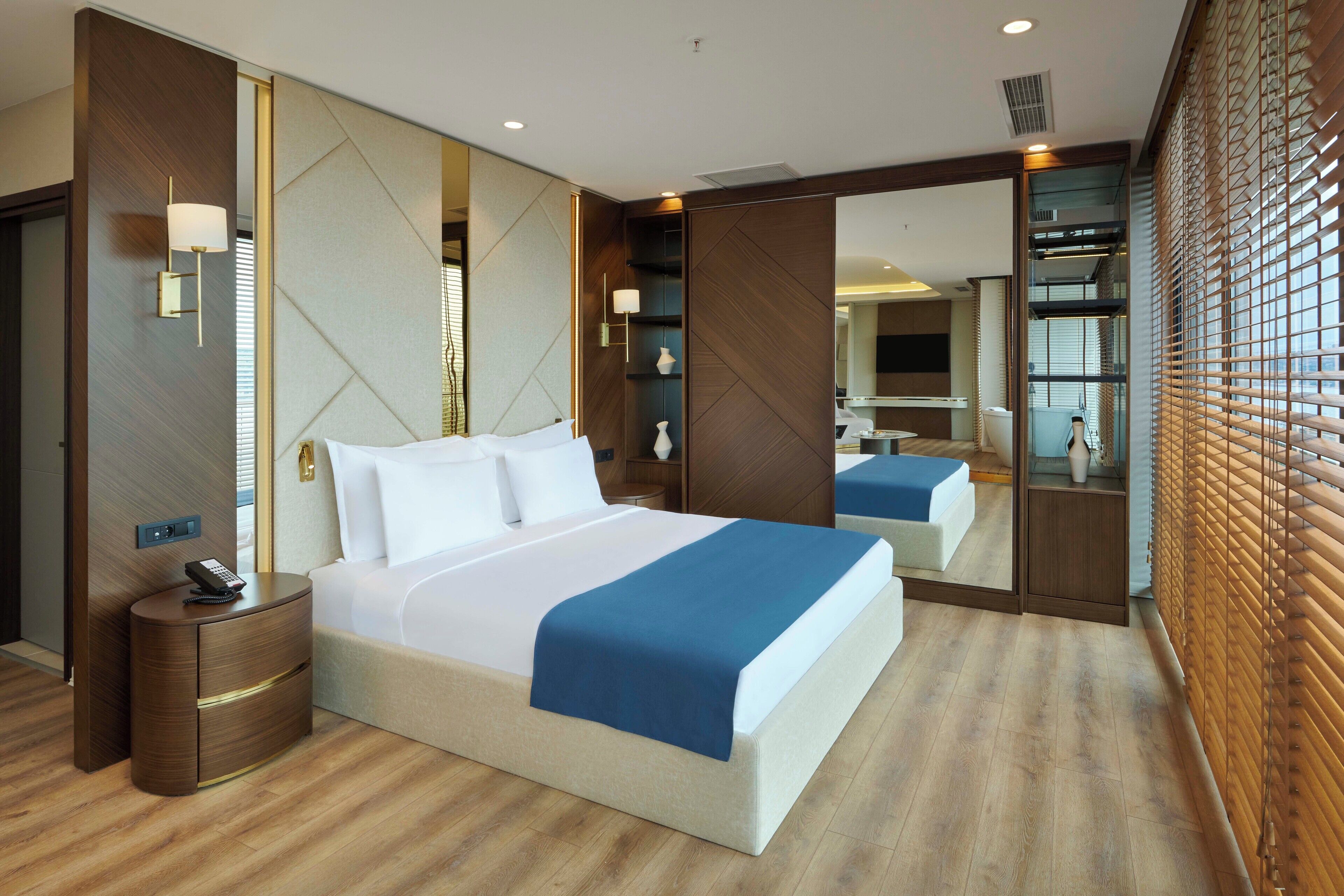 Ciragan Suite, Bosphorus View | Minibar, strykejern/-brett, wi-fi (inkludert) og sengetøy