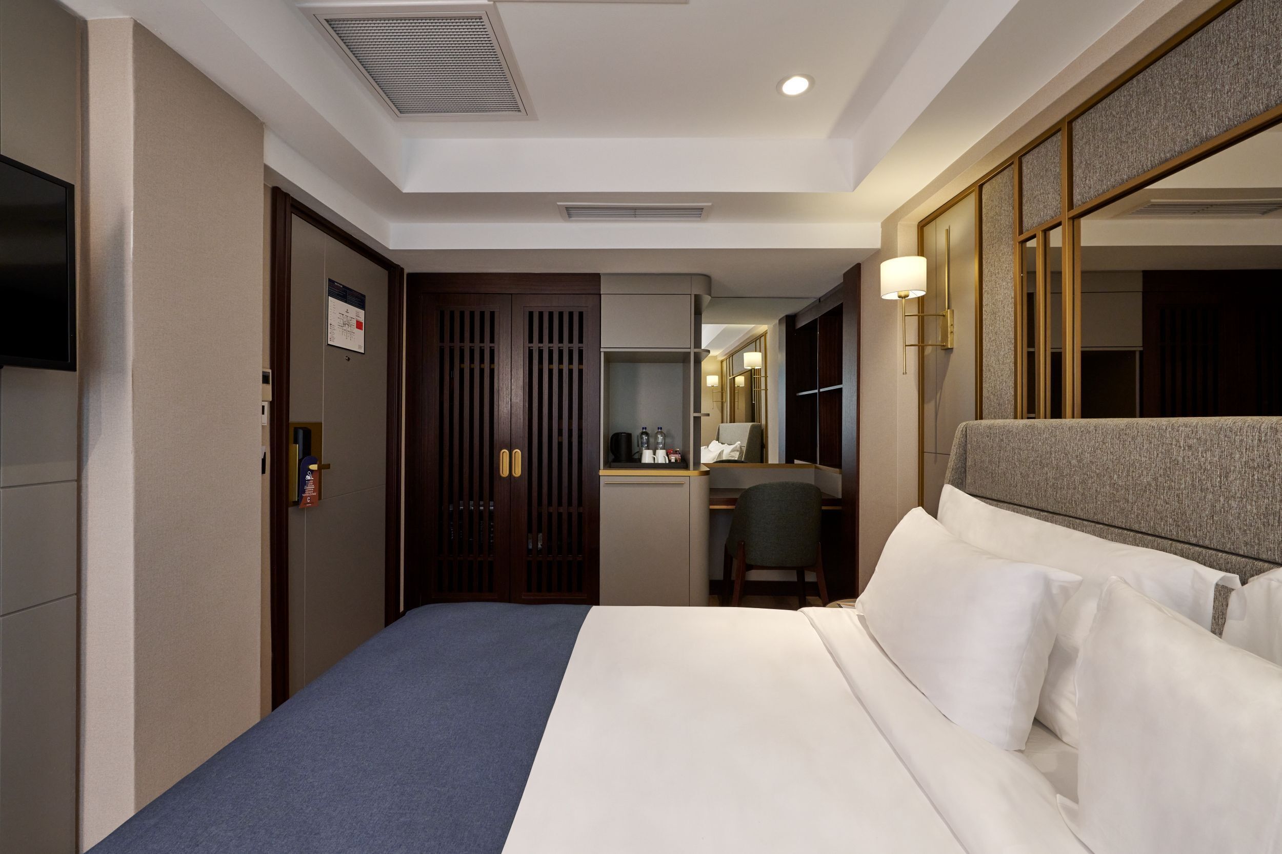 Standard Room | Minibar, iron/ironing board, free WiFi, bed sheets