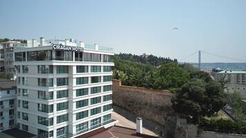 Un moderno edificio de hotel con un cartel que dice "CIRAGAN HOTEL".