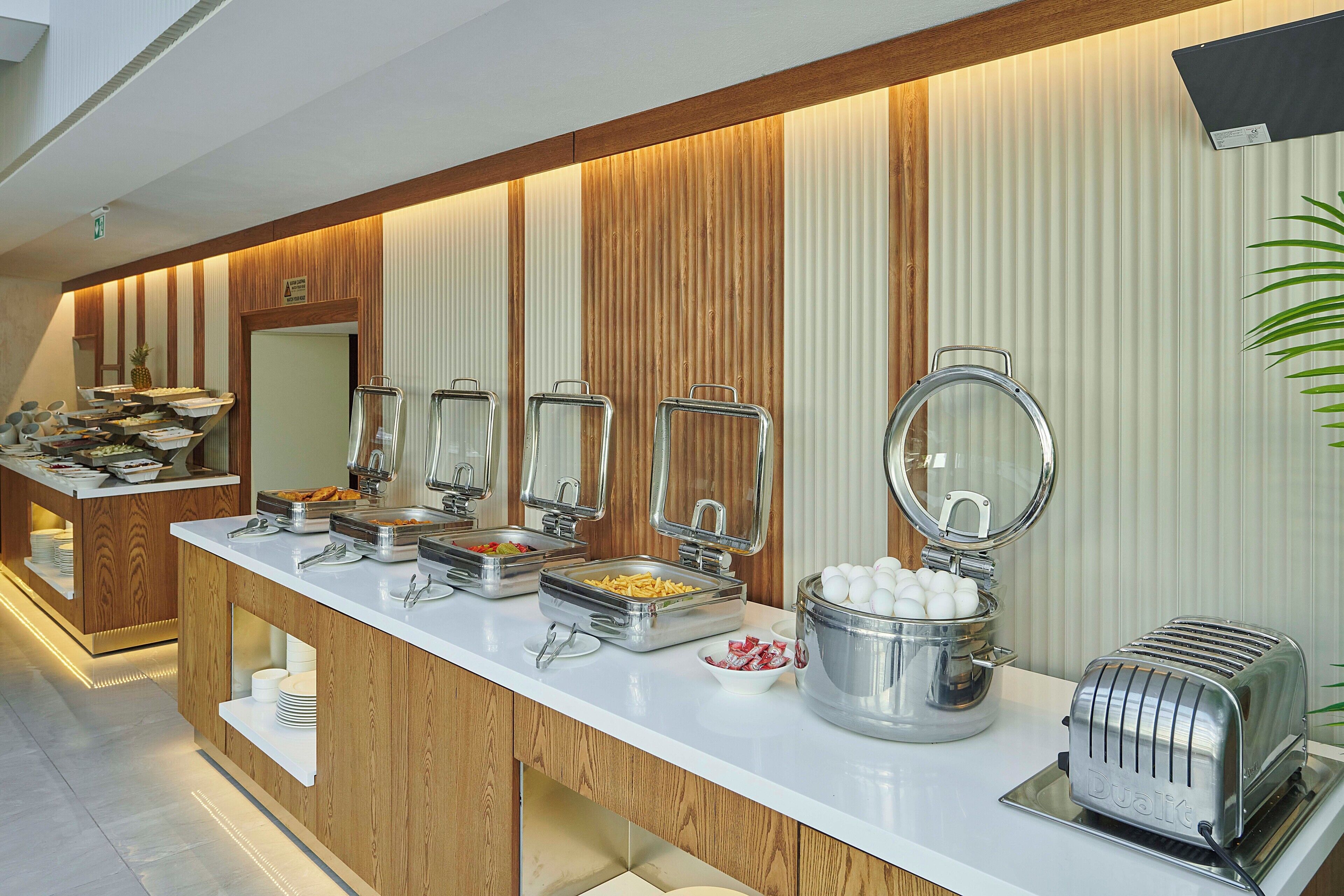 Ein reichhaltiges Buffet mit verschiedenen Speisen und einem Toaster.