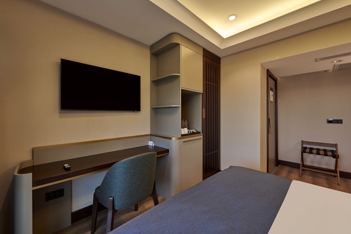 Deluxe Room, Partial Sea View | Bar mini, ruang kerja komputer riba, seterika/papan seterika