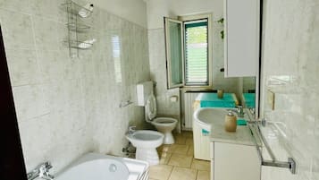 Haartrockner, Bidet, Handtücher, Seife