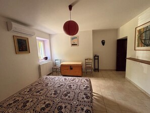 2 bedrooms, desk, iron/ironing board, free WiFi