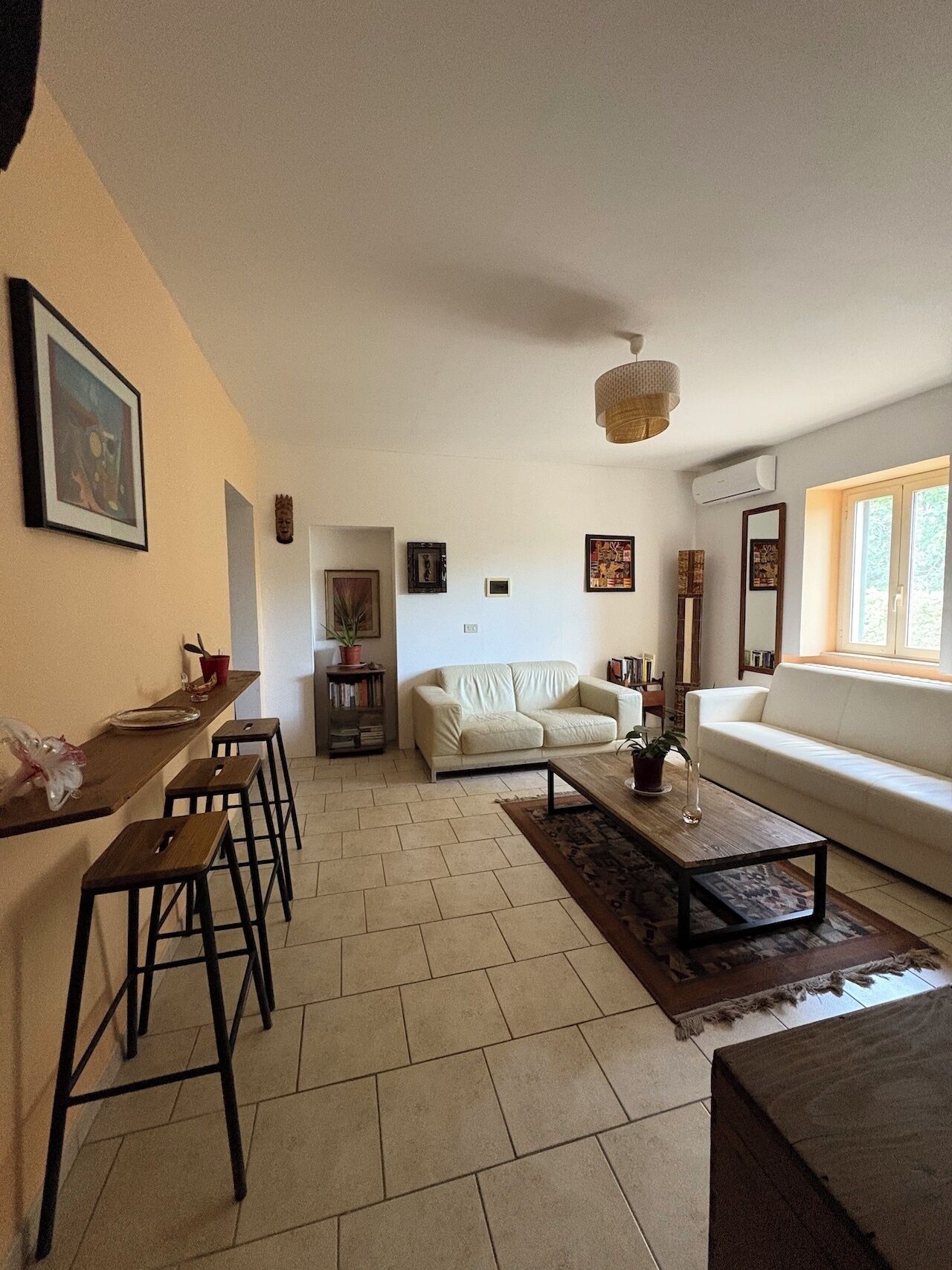 Smart-TV, Kamin, Bücher, Musikbibliothek