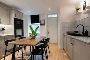 Réfrigérateur, four à micro-ondes, un four, surface de cuisson