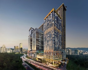 Een modern hoog hotel met meerdere verdiepingen, grote ramen en een opvallende ingang.