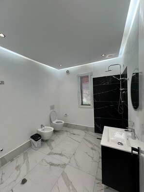 مراحيض شطف، مناشف، صابون، ورق حمّام