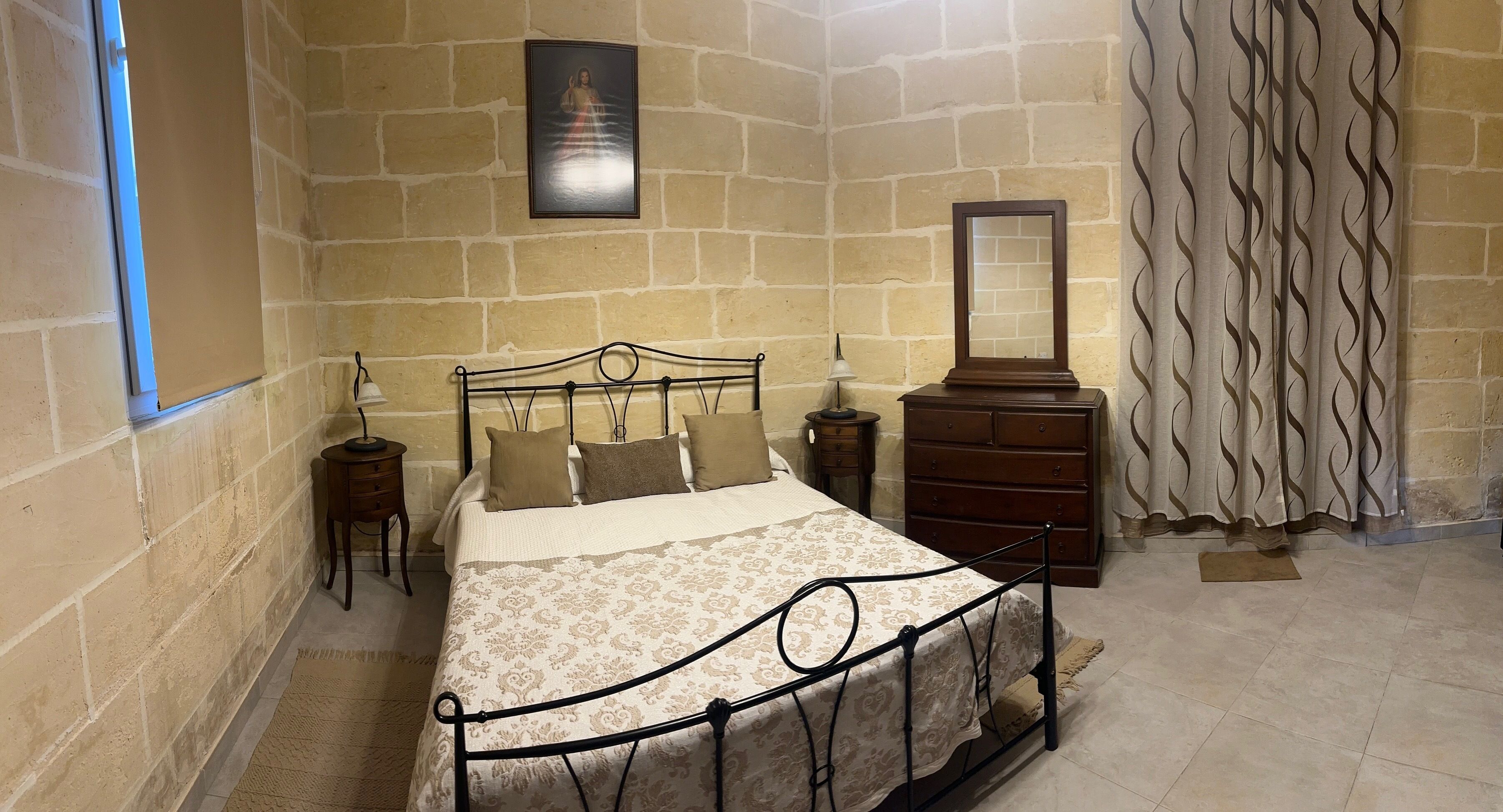 1 habitación, tabla de planchar con plancha, wifi gratis y ropa de cama 