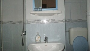 Ein Badezimmer mit Waschbecken, Spiegel und Toilette.