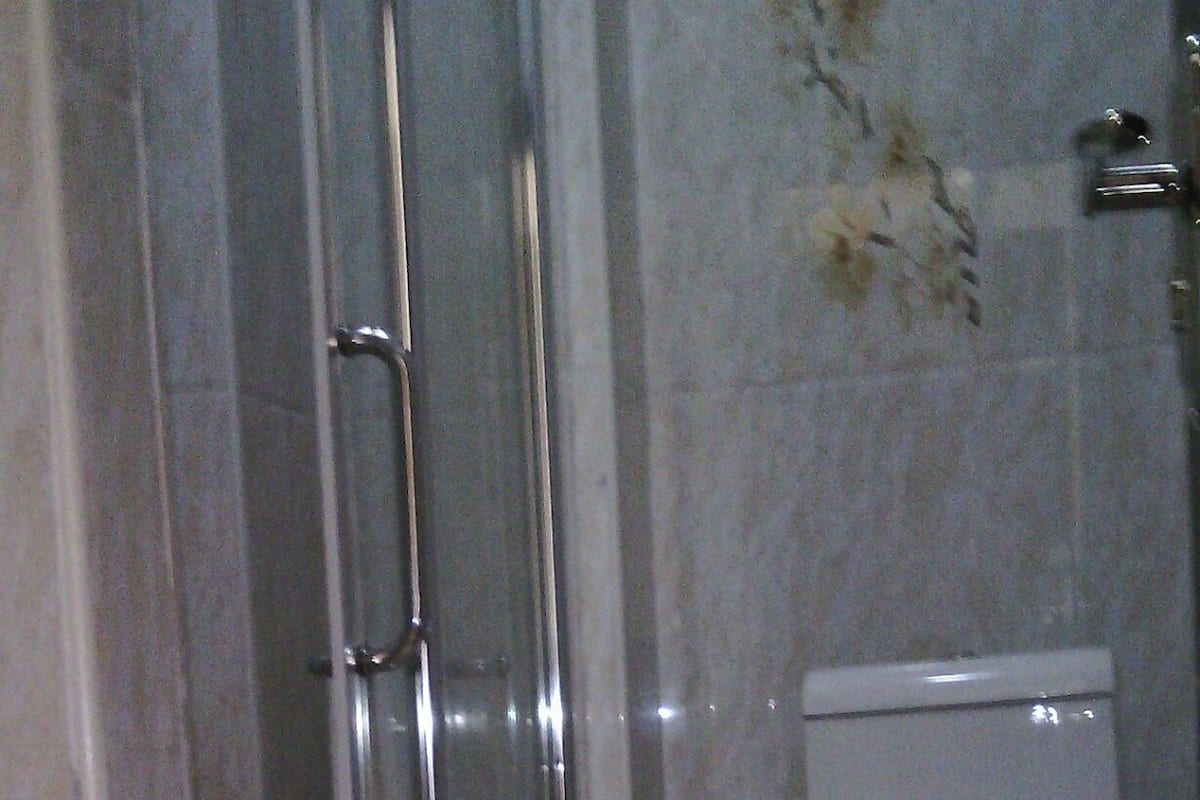 Een douche, gratis toiletartikelen, pantoffels, handdoeken