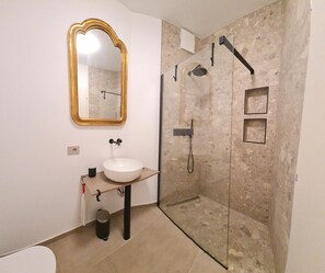 Shower, towels - Morandi Appartamento Studio Pieve (Tremosine)