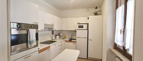 Réfrigérateur, micro-ondes, cafetière/bouilloire