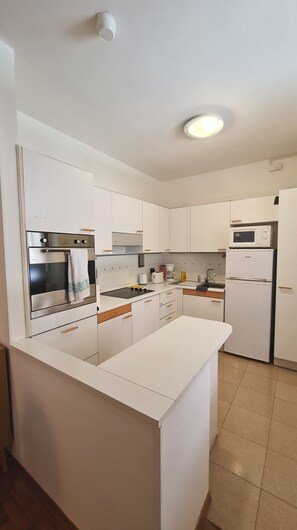 Réfrigérateur, micro-ondes, cafetière/bouilloire