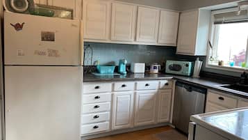 冰箱、微波炉、烤箱、炉灶