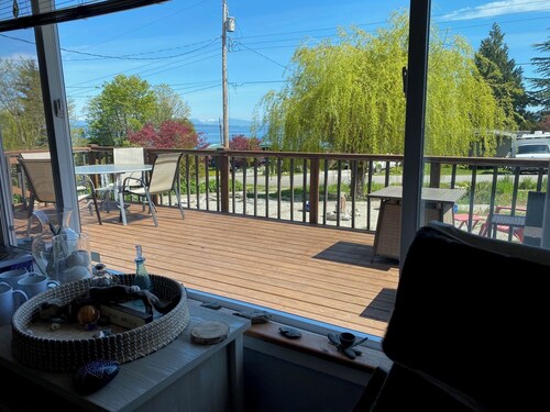 Serene Sunrise 2 bdrm Cottage with Ocean and Mountain Views in Point Roberts