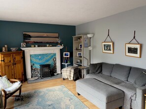 Una televisión, libros