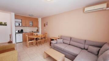 Standard-Apartment, 1 Schlafzimmer, Balkon, eingeschränkter Meerblick | Verdunkelungsvorhänge, Bügeleisen/Bügelbrett, kostenloses WLAN