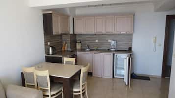 Standard-Apartment, 1 Schlafzimmer, Balkon, eingeschränkter Meerblick | Verdunkelungsvorhänge, Bügeleisen/Bügelbrett, kostenloses WLAN