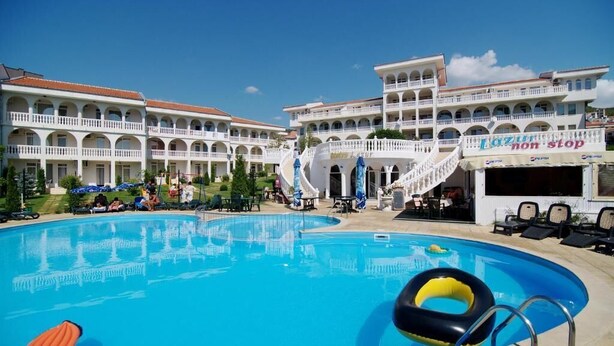 Un hotel con piscina, varios balcones y un letrero que dice 'Lazur non stop'.