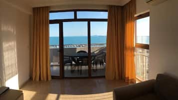 Standard-Apartment, 1 Schlafzimmer, Balkon, eingeschränkter Meerblick | Verdunkelungsvorhänge, Bügeleisen/Bügelbrett, kostenloses WLAN