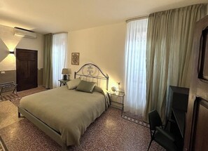 Habitació Comfort | Escriptori i wifi gratuïta 