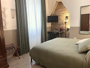 Klassieke kamer, uitzicht op de stad | Een bureau, gratis wifi
