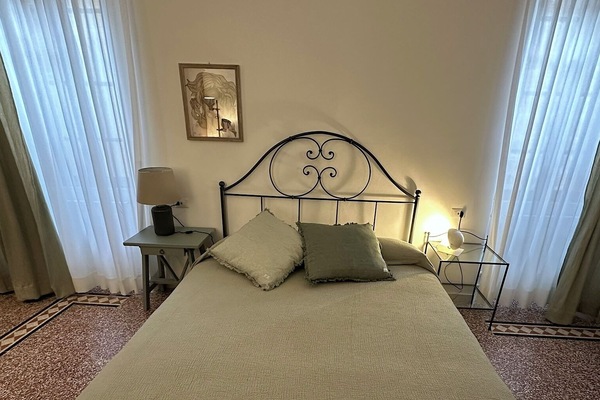 Comfort Room | Desk, free WiFi