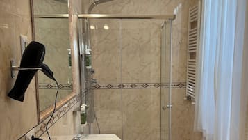 Classic-Zimmer, Stadtblick | Badezimmer | Dusche, kostenlose Toilettenartikel, Haartrockner, Bidet