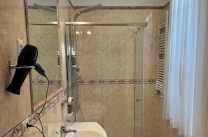 Habitació clàssica, vistes a la ciutat | Bany | Dutxa, articles de tocador gratuïts, assecador de cabells i bidet 