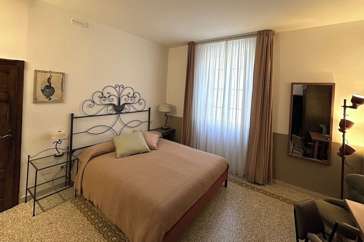 Habitación superior, vista a la ciudad | Escritorio y wifi gratis