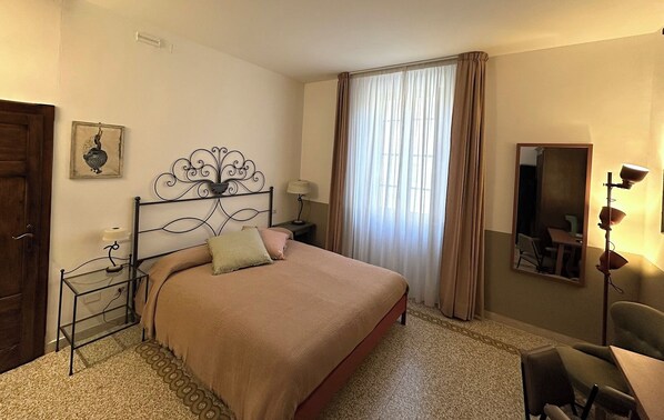 Superior-rum - utsikt mot staden | Skrivbord och gratis wi-fi