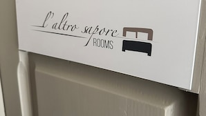 A sign indicating 'L'altro letto' rooms, suggesting additional sleeping accommodations. - L'Altro Sapore Rooms (Pitigliano)