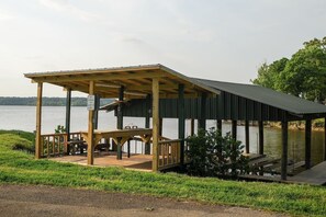 Outdoor dining - Ole Yellow - Private boat access w/ 2 slip boat house (Zwolle)