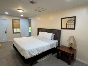 4 bedrooms, WiFi, bed sheets - Ole Yellow - Private boat access w/ 2 slip boat house (Zwolle)