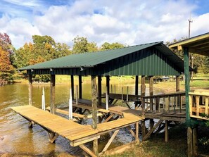 Property grounds - Ole Yellow - Private boat access w/ 2 slip boat house (Zwolle)
