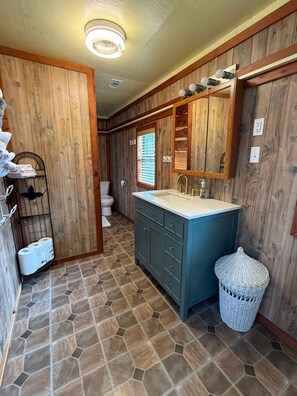 Towels, soap, toilet paper - Ole Yellow - Private boat access w/ 2 slip boat house (Zwolle)