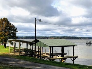 Property grounds - Ole Yellow - Private boat access w/ 2 slip boat house (Zwolle)