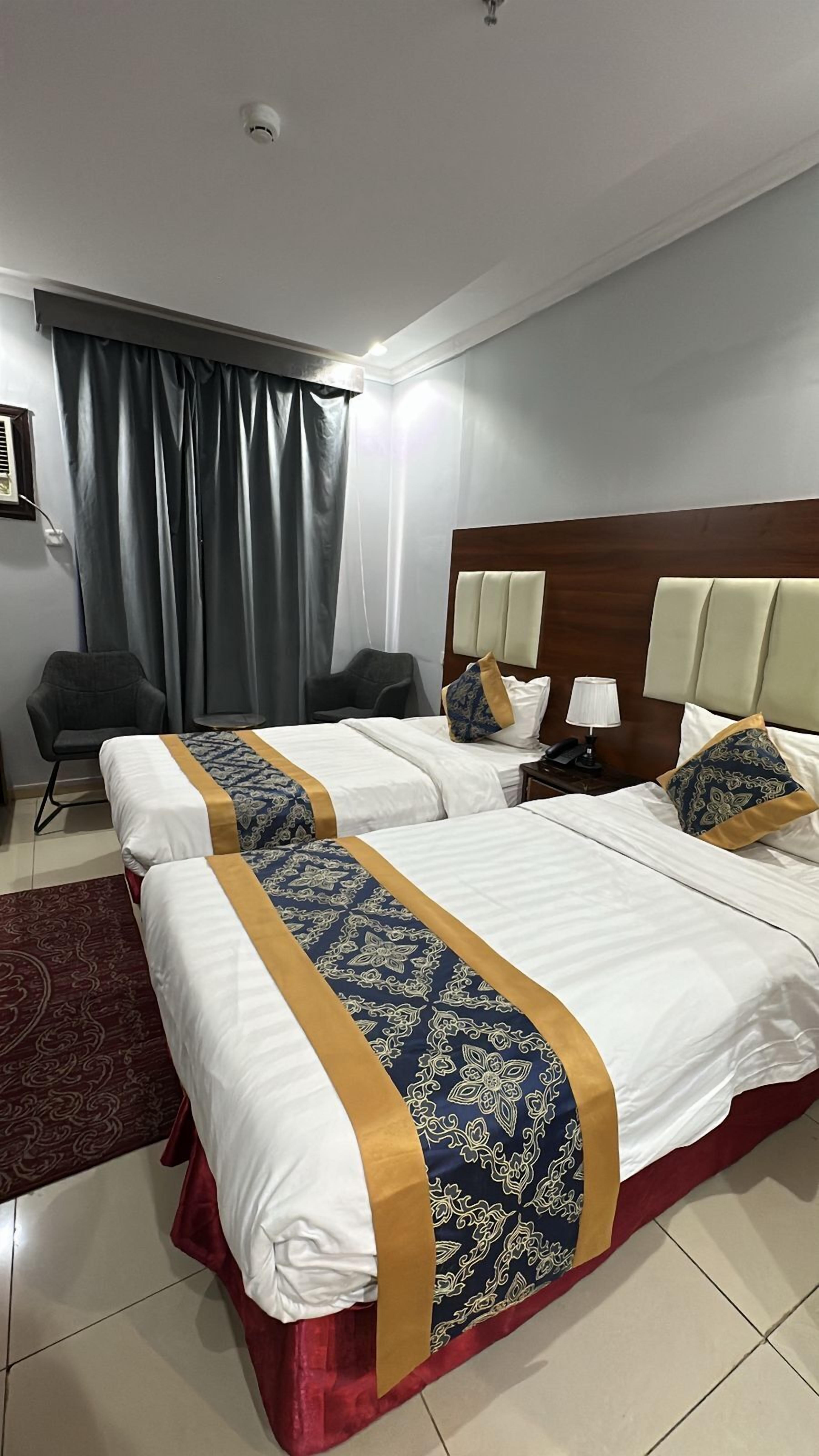 Caja de seguridad en la habitación y tabla de planchar con plancha 