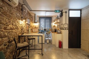 Departamento Deluxe | Cocina privada | Refrigerador, lavavajillas y utensilios de cocina 