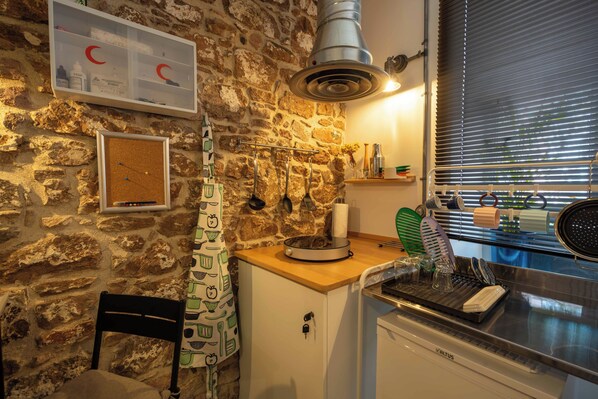 Departamento Deluxe | Cocina privada | Refrigerador, lavavajillas y utensilios de cocina 