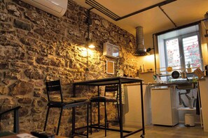 Apartament superior | Cuina privada | Frigorífic, rentaplats i utensilis de cuina, vaixella i coberteria
