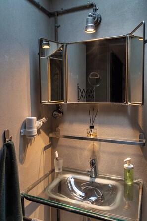 Deluxe Apartment | Bathroom | Shower, hair dryer, towels, soap - Macaron Loft (Ayvalik)
