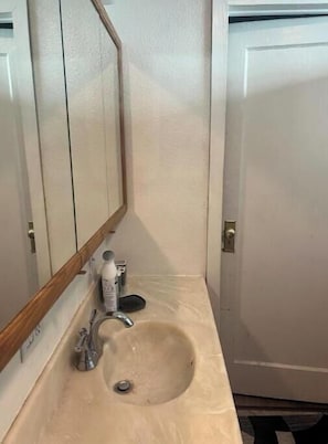 Séchoir à cheveux, serviettes fournies, savon, papier de toilette