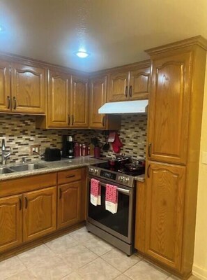 Private kitchen - Restful and sweet. (Los Angeles)
