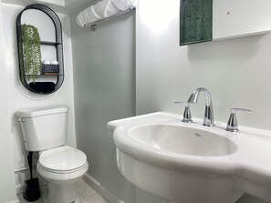 Secador de pelo, toallas, jabón, papel higiénico