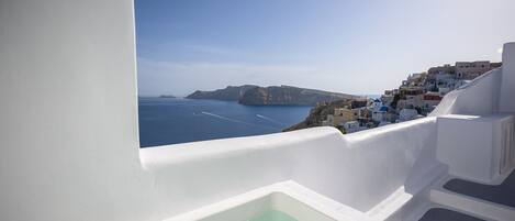 Suite supérieure, baignoire à remous, vue sur la mer | Terrasse/patio
