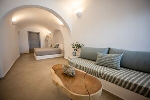 Suite Deluxe, bañera de hidromasaje, vistas al mar | Zona de estar | Televisión LCD de 35 pulgadas con canales digitales