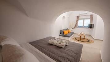 Superior-Suite, Whirlpool, Meerblick | Zimmersafe, individuell dekoriert, individuell eingerichtet