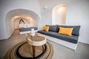 Suíte superior, banheira de imersão, vista para o mar | Cofres nos quartos, individualmente decorados